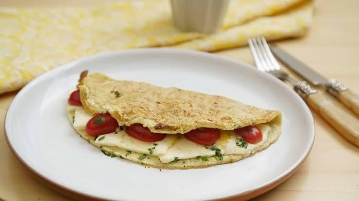 Crepioca de queijo com tomate e orégano