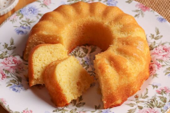 Bolo de Laranja com Glacê e Decoração Floral