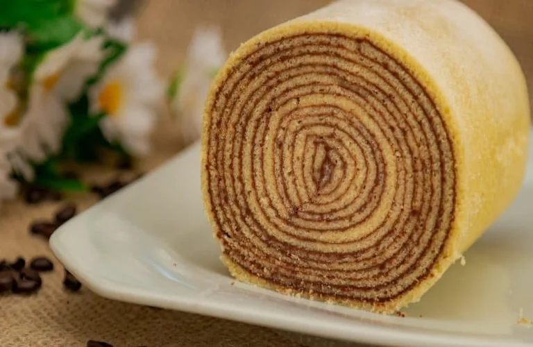 bolo de rolo, poderia ser ,Rocambole de Goiabada ou simplesmente Rocambole Brasileiro.