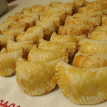 Pastel de forno com recheio de queijo e presunto, recém-saído do forno.