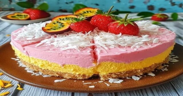 Bolo de Creme de Maracujá e Morango com Camadas de Mousse de Coco