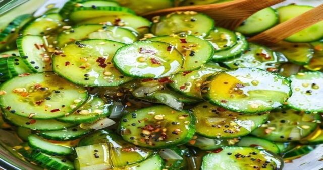 Salada de pepino asiático fresca e saborosa